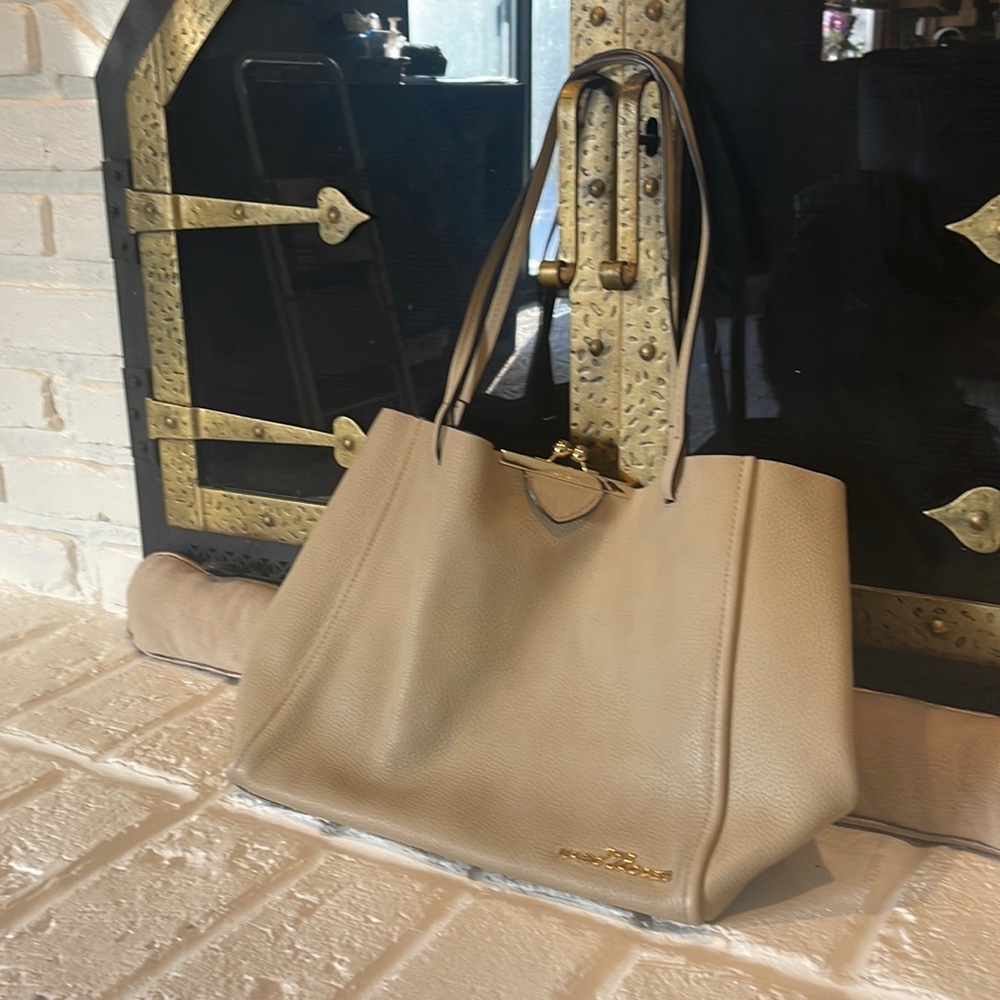 Marc Jacobs khaki kiss lock tote
